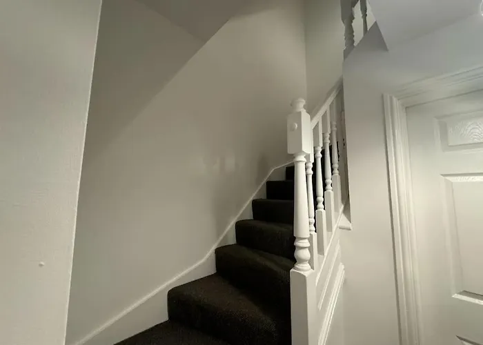 Modern Townhouse - 3 Bed 2.5 Bath 2 Private Gated Parking