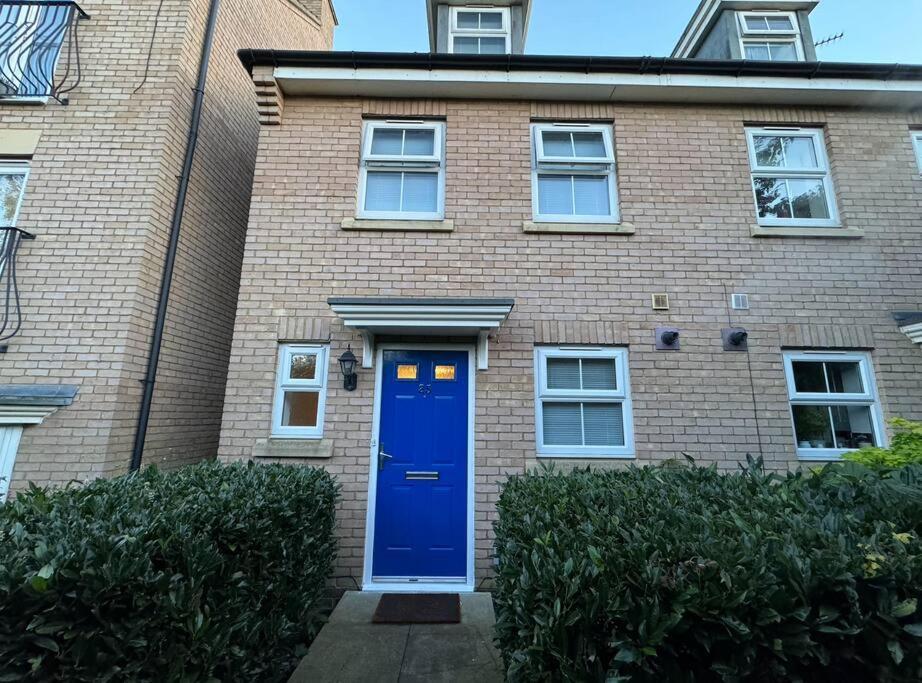 Modern Townhouse - 3 Bed 2.5 Bath 2 Private Gated Parking * Wellingborough
