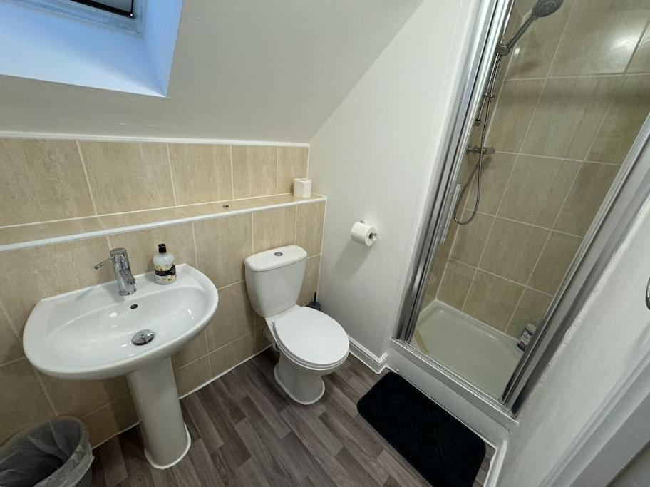 Modern Townhouse - 3 Bed 2.5 Bath 2 Private Gated Parking Holiday home Wellingborough