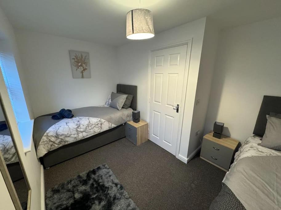 Modern Townhouse - 3 Bed 2.5 Bath 2 Private Gated Parking * Wellingborough