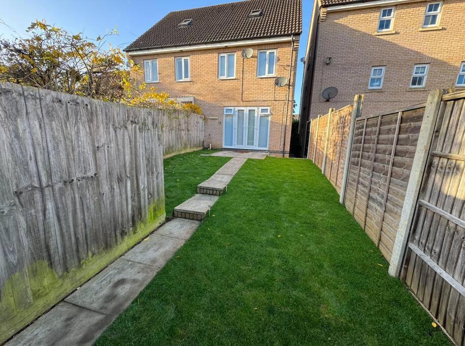 Modern Townhouse - 3 Bed 2.5 Bath 2 Private Gated Parking *