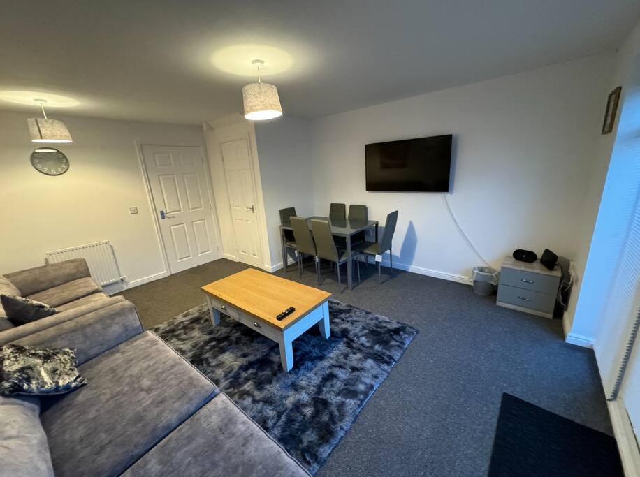 Modern Townhouse - 3 Bed 2.5 Bath 2 Private Gated Parking Holiday home Wellingborough