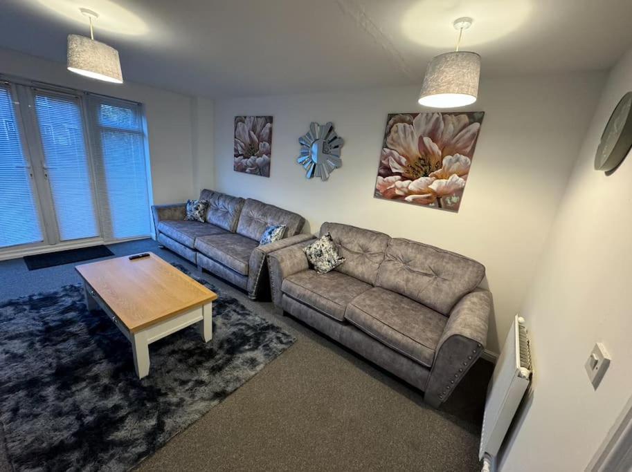 Modern Townhouse - 3 Bed 2.5 Bath 2 Private Gated Parking Wellingborough