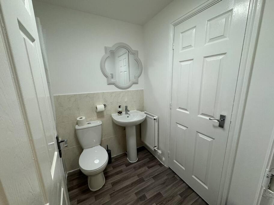 Modern Townhouse - 3 Bed 2.5 Bath 2 Private Gated Parking Wellingborough