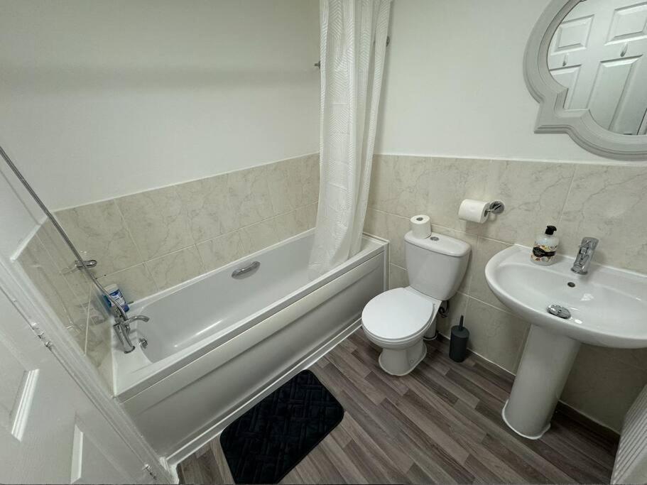 Modern Townhouse - 3 Bed 2.5 Bath 2 Private Gated Parking * Wellingborough