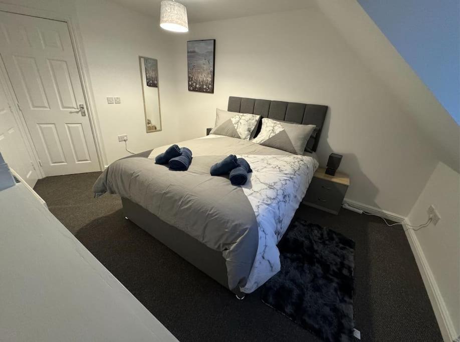 Modern Townhouse - 3 Bed 2.5 Bath 2 Private Gated Parking * Wellingborough