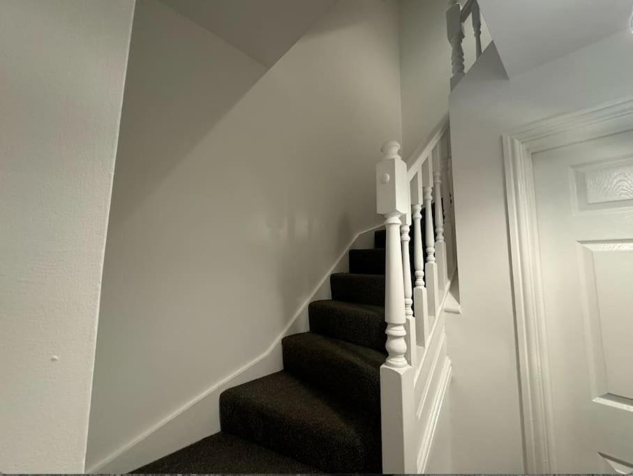 Modern Townhouse - 3 Bed 2.5 Bath 2 Private Gated Parking * Wellingborough